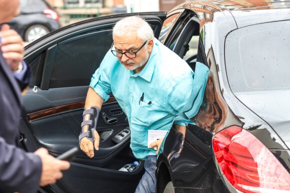 Aldo Giampolo accompagne Céline Dion à la sortie de son hôtel Royal Monceau à Paris le 18 juin 2016.