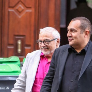 Exclusif - Céline Dion quitte son hôtel pour se rendre à une séance photo avec le photographe Gilles Bensimon, accompagné de son manager Aldo Giampolo, à Paris le 17 juin 2016.