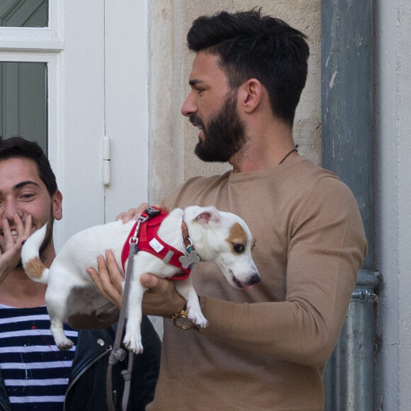 Exclusif - No Web no Blog - Nabilla Benattia et son compagnon Thomas Vergara récupèrent leur chien Pita à Paris le 29 mars 2017. Très certainement une très mauvaise journée pour Nabilla qui en quittant son hôtel oublie une bague de valeur et son Doudou avant de se rendre dans un immeuble parisien pour récupérer sa chienne Pita très excitée car cela faisait 1 mois qu'elle était sans ses maîtres… Suite à cela le couple devait prendre l'avion pour Londres à 16:00 mais ils n'ont pas pu prendre ce vol car leur chienne n’était pas autorisée à monter à bord. Du coup, ils ont été déplacés sur le vol de 20:00 et ont dû laisser leur chienne à un ami. Une fois arrivés à l'aéroport de Londres, la compagnie aérienne à égaré le baggage de Nabilla !!!!29/03/2017 - Paris