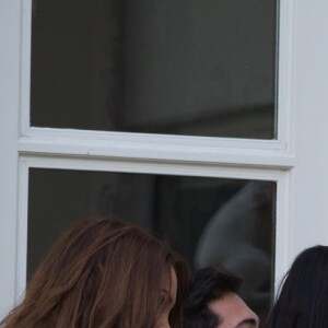 Exclusif - No Web no Blog - Nabilla Benattia et son compagnon Thomas Vergara récupèrent leur chien Pita à Paris le 29 mars 2017. Très certainement une très mauvaise journée pour Nabilla qui en quittant son hôtel oublie une bague de valeur et son Doudou avant de se rendre dans un immeuble parisien pour récupérer sa chienne Pita très excitée car cela faisait 1 mois qu'elle était sans ses maîtres… Suite à cela le couple devait prendre l'avion pour Londres à 16:00 mais ils n'ont pas pu prendre ce vol car leur chienne n’était pas autorisée à monter à bord. Du coup, ils ont été déplacés sur le vol de 20:00 et ont dû laisser leur chienne à un ami. Une fois arrivés à l'aéroport de Londres, la compagnie aérienne à égaré le baggage de Nabilla !!!!29/03/2017 - Paris