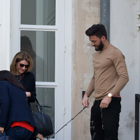 Exclusif - No Web no Blog - Nabilla Benattia et son compagnon Thomas Vergara récupèrent leur chien Pita à Paris le 29 mars 2017. Très certainement une très mauvaise journée pour Nabilla qui en quittant son hôtel oublie une bague de valeur et son Doudou avant de se rendre dans un immeuble parisien pour récupérer sa chienne Pita très excitée car cela faisait 1 mois qu'elle était sans ses maîtres… Suite à cela le couple devait prendre l'avion pour Londres à 16:00 mais ils n'ont pas pu prendre ce vol car leur chienne n’était pas autorisée à monter à bord. Du coup, ils ont été déplacés sur le vol de 20:00 et ont dû laisser leur chienne à un ami. Une fois arrivés à l'aéroport de Londres, la compagnie aérienne à égaré le baggage de Nabilla !!!!29/03/2017 - Paris
