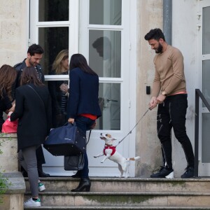 Exclusif - No Web no Blog - Nabilla Benattia et son compagnon Thomas Vergara récupèrent leur chien Pita à Paris le 29 mars 2017. Très certainement une très mauvaise journée pour Nabilla qui en quittant son hôtel oublie une bague de valeur et son Doudou avant de se rendre dans un immeuble parisien pour récupérer sa chienne Pita très excitée car cela faisait 1 mois qu'elle était sans ses maîtres… Suite à cela le couple devait prendre l'avion pour Londres à 16:00 mais ils n'ont pas pu prendre ce vol car leur chienne n’était pas autorisée à monter à bord. Du coup, ils ont été déplacés sur le vol de 20:00 et ont dû laisser leur chienne à un ami. Une fois arrivés à l'aéroport de Londres, la compagnie aérienne à égaré le baggage de Nabilla !!!!29/03/2017 - Paris