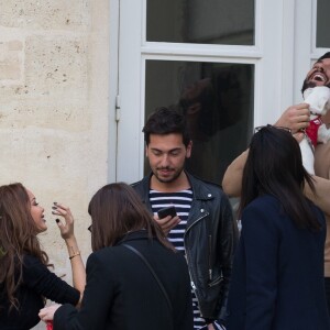 Exclusif - No Web no Blog - Nabilla Benattia et son compagnon Thomas Vergara récupèrent leur chien Pita à Paris le 29 mars 2017. Très certainement une très mauvaise journée pour Nabilla qui en quittant son hôtel oublie une bague de valeur et son Doudou avant de se rendre dans un immeuble parisien pour récupérer sa chienne Pita très excitée car cela faisait 1 mois qu'elle était sans ses maîtres… Suite à cela le couple devait prendre l'avion pour Londres à 16:00 mais ils n'ont pas pu prendre ce vol car leur chienne n’était pas autorisée à monter à bord. Du coup, ils ont été déplacés sur le vol de 20:00 et ont dû laisser leur chienne à un ami. Une fois arrivés à l'aéroport de Londres, la compagnie aérienne à égaré le baggage de Nabilla !!!!29/03/2017 - Paris