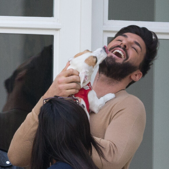 Exclusif - No Web no Blog - Nabilla Benattia et son compagnon Thomas Vergara récupèrent leur chien Pita à Paris le 29 mars 2017. Très certainement une très mauvaise journée pour Nabilla qui en quittant son hôtel oublie une bague de valeur et son Doudou avant de se rendre dans un immeuble parisien pour récupérer sa chienne Pita très excitée car cela faisait 1 mois qu'elle était sans ses maîtres… Suite à cela le couple devait prendre l'avion pour Londres à 16:00 mais ils n'ont pas pu prendre ce vol car leur chienne n’était pas autorisée à monter à bord. Du coup, ils ont été déplacés sur le vol de 20:00 et ont dû laisser leur chienne à un ami. Une fois arrivés à l'aéroport de Londres, la compagnie aérienne à égaré le baggage de Nabilla !!!!29/03/2017 - Paris