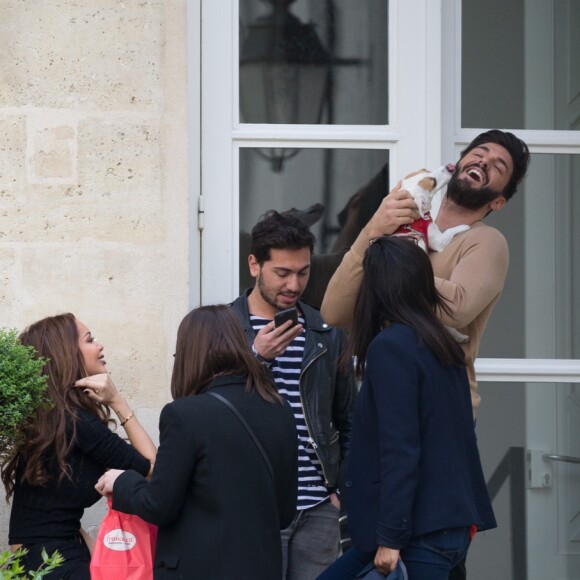 Exclusif - No Web no Blog - Nabilla Benattia et son compagnon Thomas Vergara récupèrent leur chien Pita à Paris le 29 mars 2017. Très certainement une très mauvaise journée pour Nabilla qui en quittant son hôtel oublie une bague de valeur et son Doudou avant de se rendre dans un immeuble parisien pour récupérer sa chienne Pita très excitée car cela faisait 1 mois qu'elle était sans ses maîtres… Suite à cela le couple devait prendre l'avion pour Londres à 16:00 mais ils n'ont pas pu prendre ce vol car leur chienne n’était pas autorisée à monter à bord. Du coup, ils ont été déplacés sur le vol de 20:00 et ont dû laisser leur chienne à un ami. Une fois arrivés à l'aéroport de Londres, la compagnie aérienne à égaré le baggage de Nabilla !!!!29/03/2017 - Paris