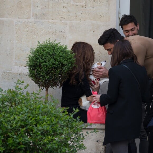 Exclusif - No Web no Blog - Nabilla Benattia et son compagnon Thomas Vergara récupèrent leur chien Pita à Paris le 29 mars 2017. Très certainement une très mauvaise journée pour Nabilla qui en quittant son hôtel oublie une bague de valeur et son Doudou avant de se rendre dans un immeuble parisien pour récupérer sa chienne Pita très excitée car cela faisait 1 mois qu'elle était sans ses maîtres… Suite à cela le couple devait prendre l'avion pour Londres à 16:00 mais ils n'ont pas pu prendre ce vol car leur chienne n’était pas autorisée à monter à bord. Du coup, ils ont été déplacés sur le vol de 20:00 et ont dû laisser leur chienne à un ami. Une fois arrivés à l'aéroport de Londres, la compagnie aérienne à égaré le baggage de Nabilla !!!!29/03/2017 - Paris