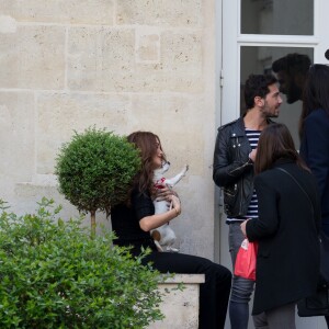 Exclusif - No Web no Blog - Nabilla Benattia et son compagnon Thomas Vergara récupèrent leur chien Pita à Paris le 29 mars 2017. Très certainement une très mauvaise journée pour Nabilla qui en quittant son hôtel oublie une bague de valeur et son Doudou avant de se rendre dans un immeuble parisien pour récupérer sa chienne Pita très excitée car cela faisait 1 mois qu'elle était sans ses maîtres… Suite à cela le couple devait prendre l'avion pour Londres à 16:00 mais ils n'ont pas pu prendre ce vol car leur chienne n’était pas autorisée à monter à bord. Du coup, ils ont été déplacés sur le vol de 20:00 et ont dû laisser leur chienne à un ami. Une fois arrivés à l'aéroport de Londres, la compagnie aérienne à égaré le baggage de Nabilla !!!!29/03/2017 - Paris