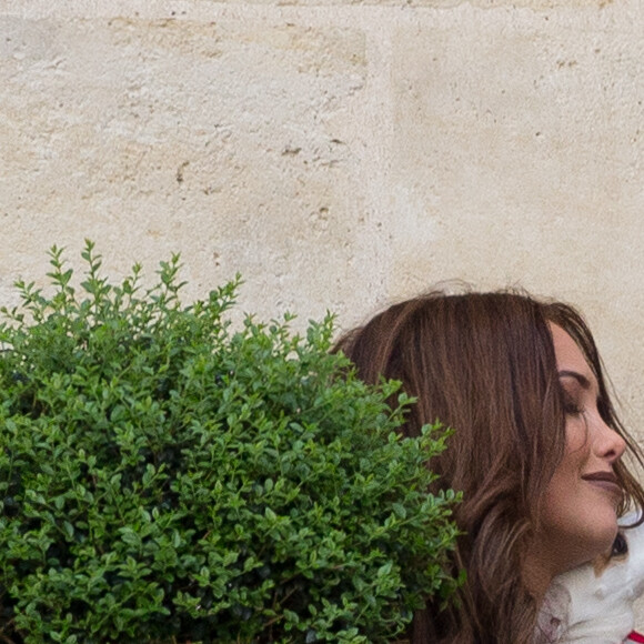 Exclusif - No Web no Blog - Nabilla Benattia et son compagnon Thomas Vergara récupèrent leur chien Pita à Paris le 29 mars 2017. Très certainement une très mauvaise journée pour Nabilla qui en quittant son hôtel oublie une bague de valeur et son Doudou avant de se rendre dans un immeuble parisien pour récupérer sa chienne Pita très excitée car cela faisait 1 mois qu'elle était sans ses maîtres… Suite à cela le couple devait prendre l'avion pour Londres à 16:00 mais ils n'ont pas pu prendre ce vol car leur chienne n’était pas autorisée à monter à bord. Du coup, ils ont été déplacés sur le vol de 20:00 et ont dû laisser leur chienne à un ami. Une fois arrivés à l'aéroport de Londres, la compagnie aérienne à égaré le baggage de Nabilla !!!!29/03/2017 - Paris