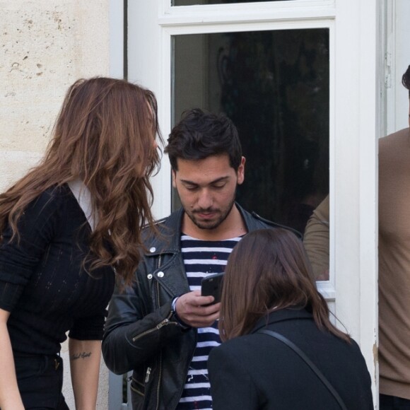 Exclusif - No Web no Blog - Nabilla Benattia et son compagnon Thomas Vergara récupèrent leur chien Pita à Paris le 29 mars 2017. Très certainement une très mauvaise journée pour Nabilla qui en quittant son hôtel oublie une bague de valeur et son Doudou avant de se rendre dans un immeuble parisien pour récupérer sa chienne Pita très excitée car cela faisait 1 mois qu'elle était sans ses maîtres… Suite à cela le couple devait prendre l'avion pour Londres à 16:00 mais ils n'ont pas pu prendre ce vol car leur chienne n’était pas autorisée à monter à bord. Du coup, ils ont été déplacés sur le vol de 20:00 et ont dû laisser leur chienne à un ami. Une fois arrivés à l'aéroport de Londres, la compagnie aérienne à égaré le baggage de Nabilla !!!!29/03/2017 - Paris