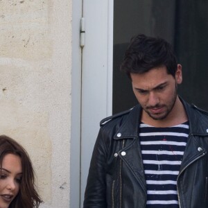 Exclusif - No Web no Blog - Nabilla Benattia et son compagnon Thomas Vergara récupèrent leur chien Pita à Paris le 29 mars 2017. Très certainement une très mauvaise journée pour Nabilla qui en quittant son hôtel oublie une bague de valeur et son Doudou avant de se rendre dans un immeuble parisien pour récupérer sa chienne Pita très excitée car cela faisait 1 mois qu'elle était sans ses maîtres… Suite à cela le couple devait prendre l'avion pour Londres à 16:00 mais ils n'ont pas pu prendre ce vol car leur chienne n’était pas autorisée à monter à bord. Du coup, ils ont été déplacés sur le vol de 20:00 et ont dû laisser leur chienne à un ami. Une fois arrivés à l'aéroport de Londres, la compagnie aérienne à égaré le baggage de Nabilla !!!!29/03/2017 - Paris