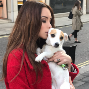 Nabilla et sa chienne Pita, le 6 avril à Londres.