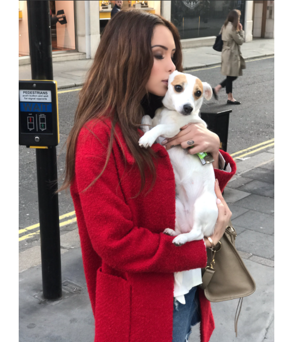 Nabilla et sa chienne Pita, le 6 avril à Londres.