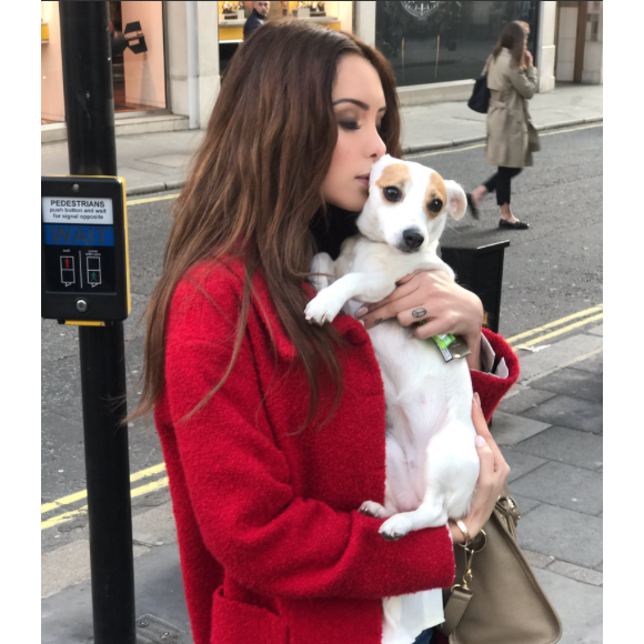 Nabilla et sa chienne Pita, le 6 avril à Londres.