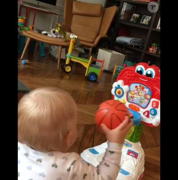 Alex, le fils de Nikola Karabatic joue avec l'un de ses cadeaux d'anniversaire, le 10 avril 2017.