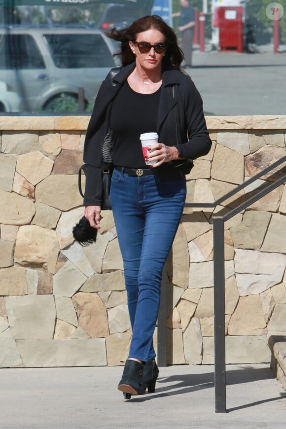 Caitlyn Jenner avec un café à la main dans le rue à Malibu le 14 février 2017. 14/02/2017 - Malibu