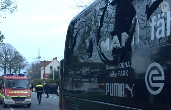 Le bus du Borussia Dortmund a été attaqué après l'explosion de trois charges à Dortmund, le 11 avril 2017.