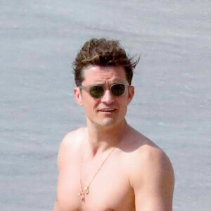 Orlando Bloom retourne sur son yacht lors de ses vacances à Saint-Barthélemy, le 23 mars 2017.