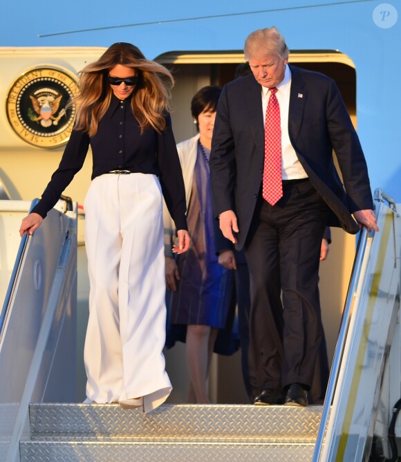 Le président américain Donald Trump et sa femme Melania arrivent à l'aéroport de Palm Beach à bord d'air force one avec le premier ministre japonais Shinzo Abe et sa femme Akie Abe à Palm Beach le 10 février 2017