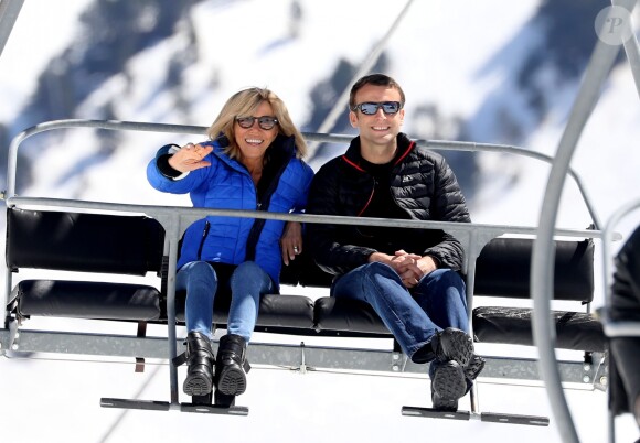 Emmanuel Macron, candidat à l'élection présidentielle pour son mouvement "En Marche!" et sa femme Brigitte Macron (Trogneux) dans la station de ski Grand Tourmalet (La Mongie / Barèges), France, le 12 avril 2017. Ils empruntent un télésiège pour se rendre dans le restauant d'altitude pour le déjeuner. C'est un retour au source pour le candidat à la présidentielle. C'est en effet là que dans sa jeunesse, il a appris à marcher et à skier. A la fin d'un repas partagé avec ses proches, il n'a pas failli à la tradition en entonnant l'un des hymnes pyrénéens, " Montagne Pyrénées". © Dominique Jacovides/Bestimage French presidential election candidate for the En Marche ! movement Emmanuel Macron and his wife Brigitte Trogneux take a chairlift for a lunch break during a campaign visit at Ski resort Grand Tourmalet (La Mongie / Barèges), France, on April 12, 2017.12/04/2017 - Grand Tourmalet