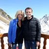 Emmanuel Macron, candidat à l'élection présidentielle pour son mouvement "En Marche!" et sa femme Brigitte Macron (Trogneux) dans la station de ski Grand Tourmalet (La Mongie / Barèges), France, le 12 avril 2017. Ils empruntent un télésiège pour se rendre dans le restauant d'altitude pour le déjeuner. C'est un retour au source pour le candidat à la présidentielle. C'est en effet là que dans sa jeunesse, il a appris à marcher et à skier. A la fin d'un repas partagé avec ses proches, il n'a pas failli à la tradition en entonnant l'un des hymnes pyrénéens, " Montagne Pyrénées". © Dominique Jacovides/Bestimage