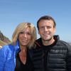 Emmanuel Macron, candidat à l'élection présidentielle pour son mouvement "En Marche!" et sa femme Brigitte Macron (Trogneux) dans la station de ski Grand Tourmalet (La Mongie / Barèges), France, le 12 avril 2017. Ils empruntent un télésiège pour se rendre dans le restauant d'altitude pour le déjeuner. C'est un retour au source pour le candidat à la présidentielle. C'est en effet là que dans sa jeunesse, il a appris à marcher et à skier. A la fin d'un repas partagé avec ses proches, il n'a pas failli à la tradition en entonnant l'un des hymnes pyrénéens, " Montagne Pyrénées". © Dominique Jacovides/Bestimage