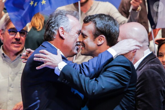 Emmanuel Macron et François Bayrou - Emmanuel Macron, candidat à l'élection présidentielle pour son mouvement "En Marche! en meeting au zénith de Pau, France, le 12 avril 2017. © Thibaud Moritz/Bestimage