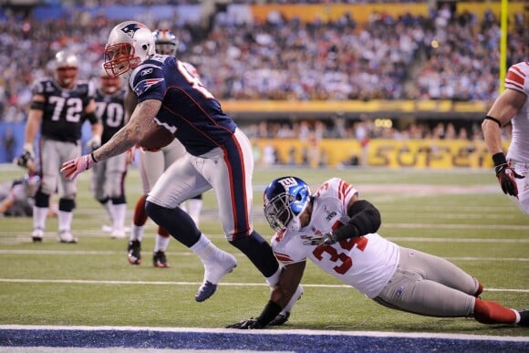 Aaron Hernandez des New England Patriots inscrit un touchdown lors du Super Bowl XLVI au Lucas Oil Stadium d'Indianapolis, le 5 février 2012