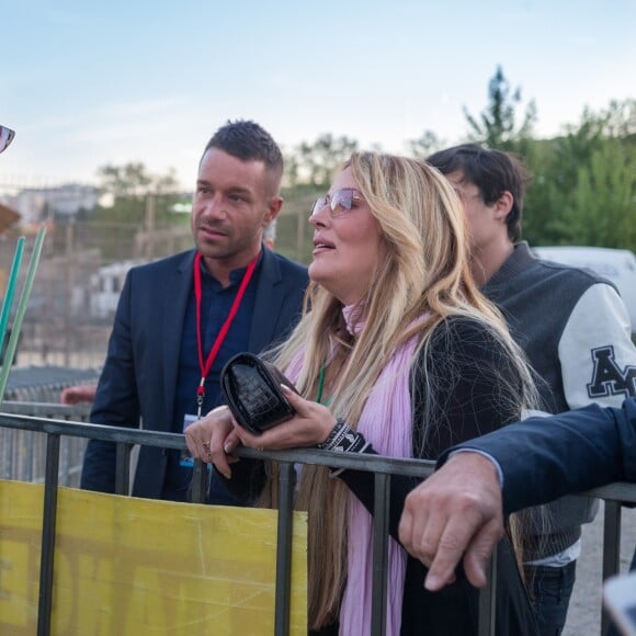 Loana Petrucciani, son compagnon Phil Storm et Martial Betirac (ancien présentateur du Mad Mag sur NRJ12) se baladent et discutent avec Frédéric Edelstein dans les allées backstage avant la représentation du cirque Pinder pour une soirée spéciale "Soupe En Scène" imaginé par le Chef Fabrice Bonnot au profit de l'association lyonnaise le foyer notre-dame des sans-abri, à Lyon, France, le 12 avril 2017. © Agence/Bestimage