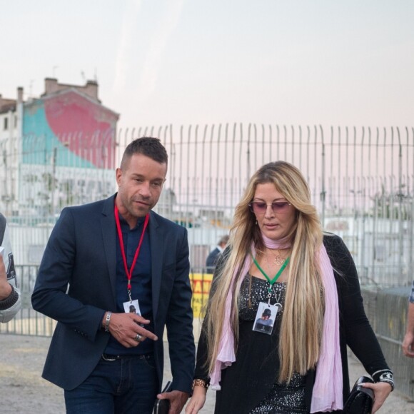 Loana Petrucciani, son compagnon Phil Storm et Martial Betirac (ancien présentateur du Mad Mag sur NRJ12) se baladent et discutent dans les allées backstage avant la représentation du cirque Pinder pour une soirée spéciale "Soupe En Scène" imaginé par le Chef Fabrice Bonnot au profit de l'association lyonnaise le foyer notre-dame des sans-abri, à Lyon, France, le 12 avril 2017. © Agence/Bestimage