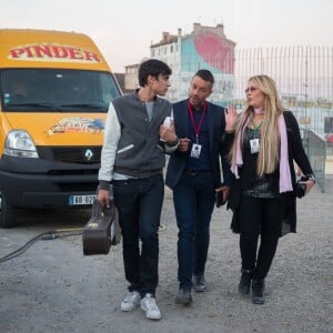 Loana Petrucciani, son compagnon Phil Storm et Martial Betirac (ancien présentateur du Mad Mag sur NRJ12) se baladent et discutent dans les allées backstage avant la représentation du cirque Pinder pour une soirée spéciale "Soupe En Scène" imaginé par le Chef Fabrice Bonnot au profit de l'association lyonnaise le foyer notre-dame des sans-abri, à Lyon, France, le 12 avril 2017. © Agence/Bestimage