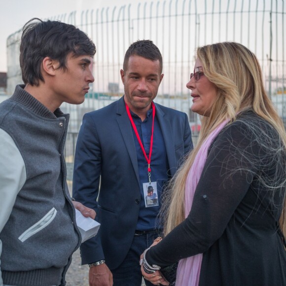 Loana Petrucciani, son compagnon Phil Storm et Martial Betirac (ancien présentateur du Mad Mag sur NRJ12) se baladent et discutent dans les allées backstage avant la représentation du cirque Pinder pour une soirée spéciale "Soupe En Scène" imaginé par le Chef Fabrice Bonnot au profit de l'association lyonnaise le foyer notre-dame des sans-abri, à Lyon, France, le 12 avril 2017. © Agence/Bestimage