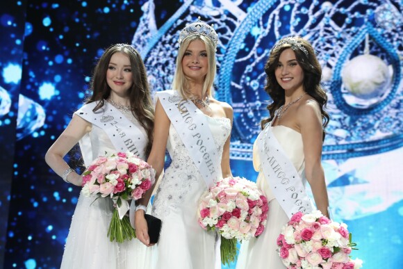 Albina Akhtyamova (deuxième dauphine), Polina Popova et Ksenia Aleksandrova (première dauphine) lors de la finale de Miss Russie 2017. Moscou, le 15 avril 2017.