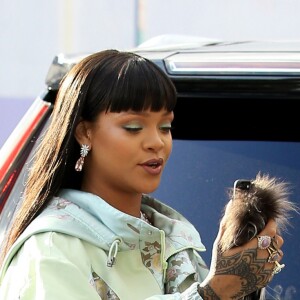 Rihanna arrive au magasin éphémère FENTY PUMA by Rihanna à Hollywood. Los Angeles, le 18 avril 2017.