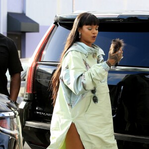 Rihanna arrive au magasin éphémère FENTY PUMA by Rihanna à Hollywood. Los Angeles, le 18 avril 2017.