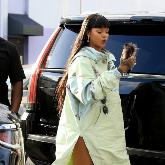 Rihanna arrive au magasin éphémère FENTY PUMA by Rihanna à Hollywood. Los Angeles, le 18 avril 2017.