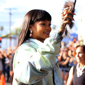 Rihanna arrive au magasin éphémère FENTY PUMA by Rihanna à Hollywood. Los Angeles, le 18 avril 2017.