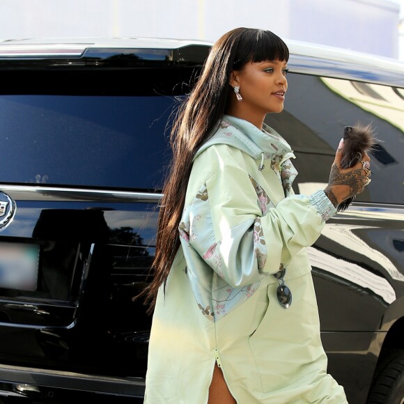 Rihanna arrive au magasin éphémère FENTY PUMA by Rihanna à Hollywood. Los Angeles, le 18 avril 2017.