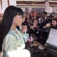 Rihanna : La superstar devient caissière et vend ses vêtements