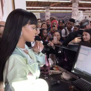 Rihanna au magasin éphémère de FENTY PUMA by Rihanna à Los Angeles, le 18 avril 2017.