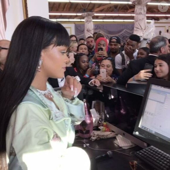 Rihanna au magasin éphémère de FENTY PUMA by Rihanna à Los Angeles, le 18 avril 2017.