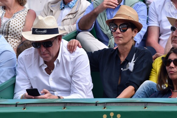 Cristina Cordula et son compagnon Frédéric Cassin assistent à la victoire de N. Djokovic sur G. Simon lors du Monte Carlo Rolex Masters 2017 sur le court Rainier III du Monte Carlo Country Club à Roquebrune-Cap-Martin, le 18 avril 2017.
