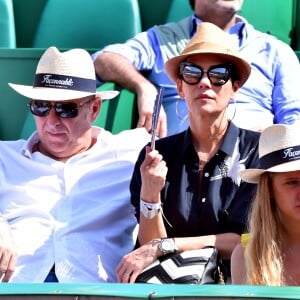 Cristina Cordula et son compagnon Frédéric Cassin assistent à la victoire de N. Djokovic sur G. Simon lors du Monte Carlo Rolex Masters 2017 sur le court Rainier III du Monte Carlo Country Club à Roquebrune-Cap-Martin, le 18 avril 2017.