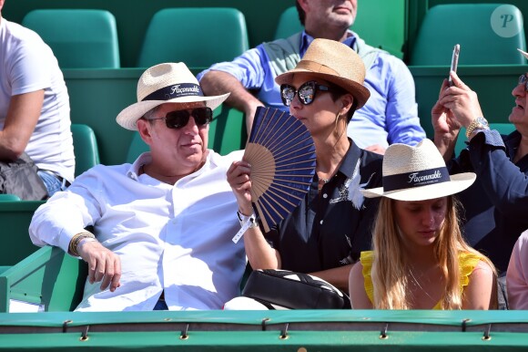 Cristina Cordula et son compagnon Frédéric Cassin assistent à la victoire de N. Djokovic sur G. Simon lors du Monte Carlo Rolex Masters 2017 sur le court Rainier III du Monte Carlo Country Club à Roquebrune-Cap-Martin, le 18 avril 2017.