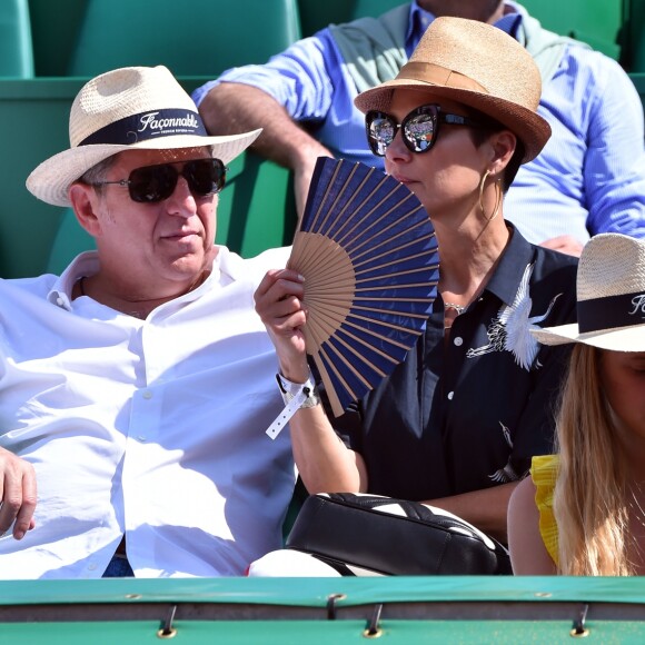 Cristina Cordula et son compagnon Frédéric Cassin assistent à la victoire de N. Djokovic sur G. Simon lors du Monte Carlo Rolex Masters 2017 sur le court Rainier III du Monte Carlo Country Club à Roquebrune-Cap-Martin, le 18 avril 2017.