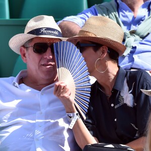 Cristina Cordula et son compagnon Frédéric Cassin assistent à la victoire de N. Djokovic sur G. Simon lors du Monte Carlo Rolex Masters 2017 sur le court Rainier III du Monte Carlo Country Club à Roquebrune-Cap-Martin, le 18 avril 2017.