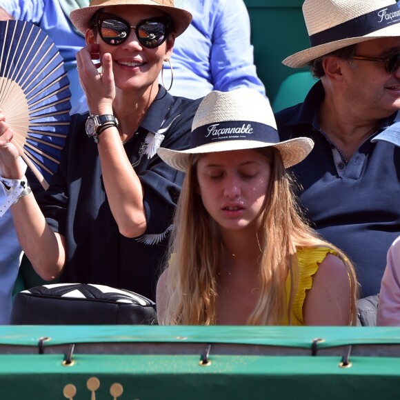 Cristina Cordula et son compagnon Frédéric Cassin assistent à la victoire de N. Djokovic sur G. Simon lors du Monte Carlo Rolex Masters 2017 sur le court Rainier III du Monte Carlo Country Club à Roquebrune-Cap-Martin, le 18 avril 2017.