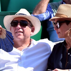 Cristina Cordula et son compagnon Frédéric Cassin assistent à la victoire de N. Djokovic sur G. Simon lors du Monte Carlo Rolex Masters 2017 sur le court Rainier III du Monte Carlo Country Club à Roquebrune-Cap-Martin, le 18 avril 2017.