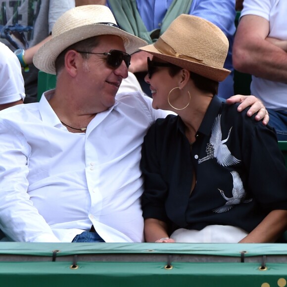 Cristina Cordula et son compagnon Frédéric Cassin assistent à la victoire de N. Djokovic sur G. Simon lors du Monte Carlo Rolex Masters 2017 sur le court Rainier III du Monte Carlo Country Club à Roquebrune-Cap-Martin, le 18 avril 2017.