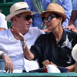 Cristina Cordula et son compagnon Frédéric Cassin assistent à la victoire de N. Djokovic sur G. Simon lors du Monte Carlo Rolex Masters 2017 sur le court Rainier III du Monte Carlo Country Club à Roquebrune-Cap-Martin, le 18 avril 2017.