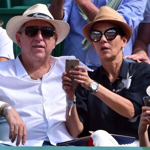 Cristina Cordula et son compagnon Frédéric Cassin assistent à la victoire de N. Djokovic sur G. Simon lors du Monte Carlo Rolex Masters 2017 sur le court Rainier III du Monte Carlo Country Club à Roquebrune-Cap-Martin, le 18 avril 2017.